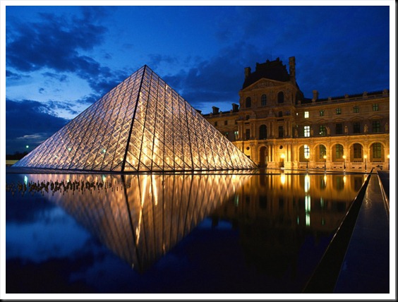 Pyramid at Louvre Museum, Paris, France_1600x1200